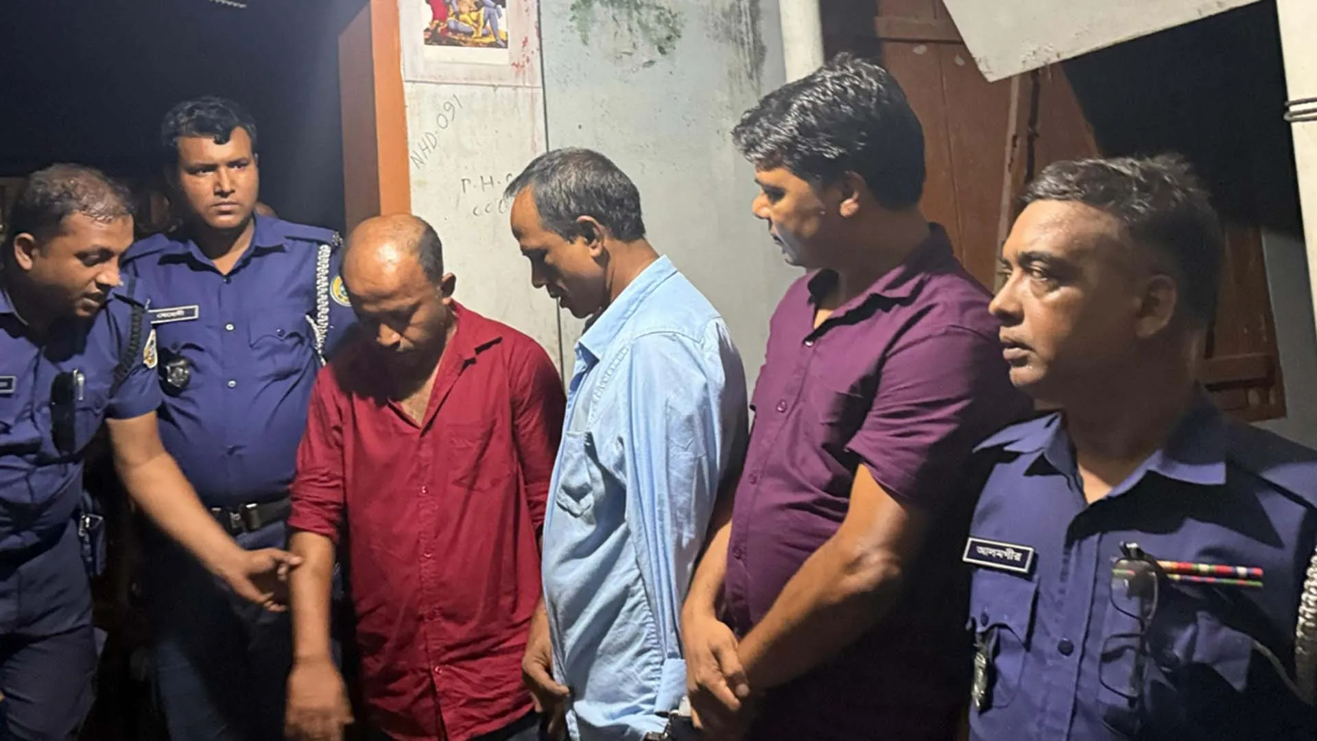 বরিশালে ইয়াবা সেবনকালে যুবলীগের ৩ নেতা আটক